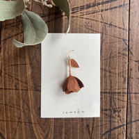 sowaka  片耳 ゆらゆら花ピアス（小）・茶