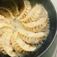 熊本産放牧豚「走る豚」の肉餃子（冷凍）無添加　ニンニク不使用　8人前　40個入り　＋餃子用特製胡麻だれ・味付香港麺4食セット　2月9日（木）〜2月11日（土）発送分　送料着払い