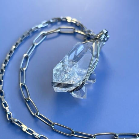 限定SALE得価】 薬莢ネックレス 薬莢 弾丸 クリスタルポイント 水晶