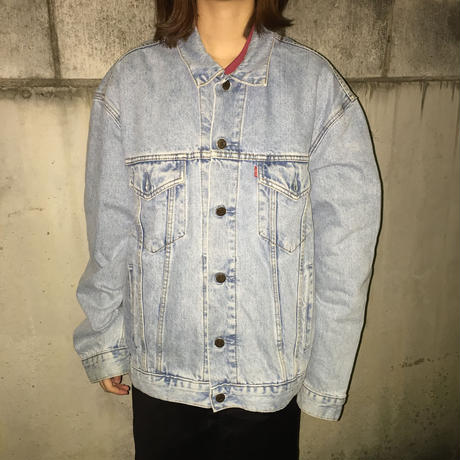 5bfd18267cd3617e25000379