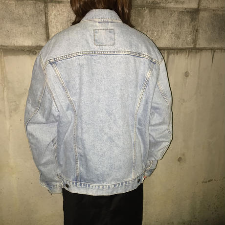 5bfd18267cd3617e25000379