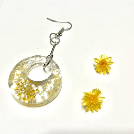 片耳用 レースフラワーのレジンアクセサリー きいろ 彩 我に咲く