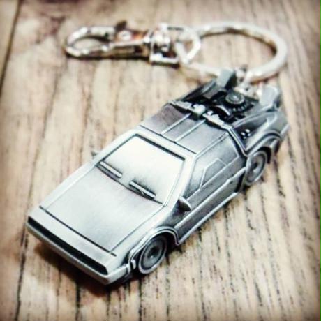 バックトゥザフューチャー」デロリアン の メタル製キーチェーン入荷