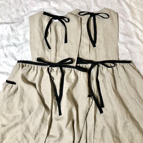 後ろopenなエプロンワンピース 受注制作 着丈1cmまで Shabby Fabrics 後ろopenなエプロンワンピース 受注制作 着丈1cmまで Shabby Fabrics