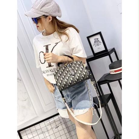 5d15c555698fa50a3a697e06
