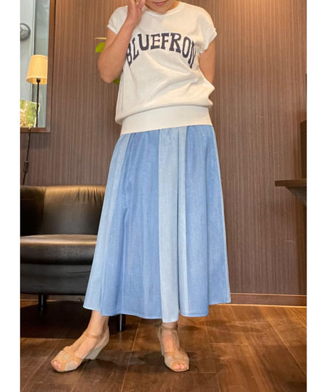 くすみカラーで大人顔のロゴトップス🎶