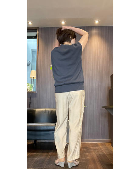 くすみカラーで大人顔のロゴトップス🎶