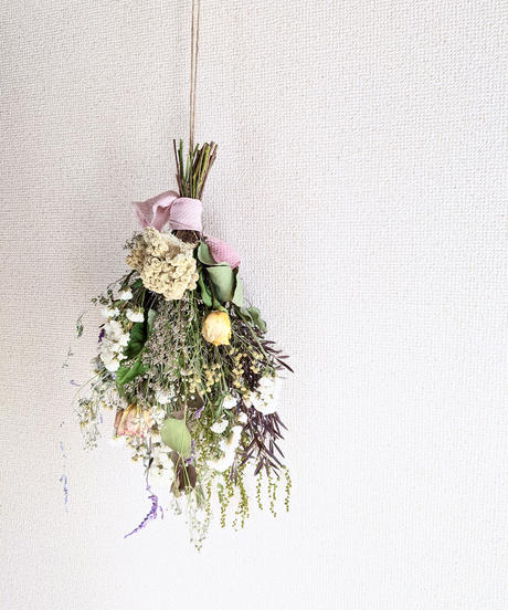 紅いユーカリポポラスと白のケイトウ スターチスなどのパステルカラーのレトロなドライフラワー ス