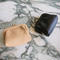 シンプルでコロンとしたシルエットがかわいいKISSLOCK MINIMAL WALLET