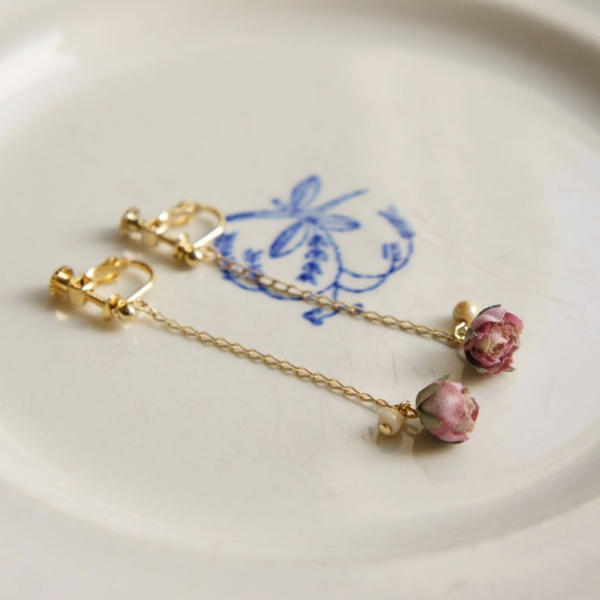 小さな薔薇のイヤリング