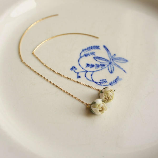 小さな薔薇のピアス