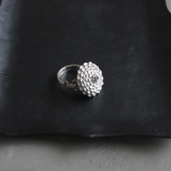 kiku (L) silver ring