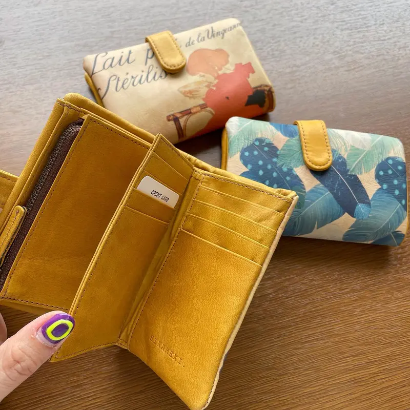 HIRAMEKI ヒラメキ ラウンドベロ付き二つ折り財布 HI0112A | ぶん