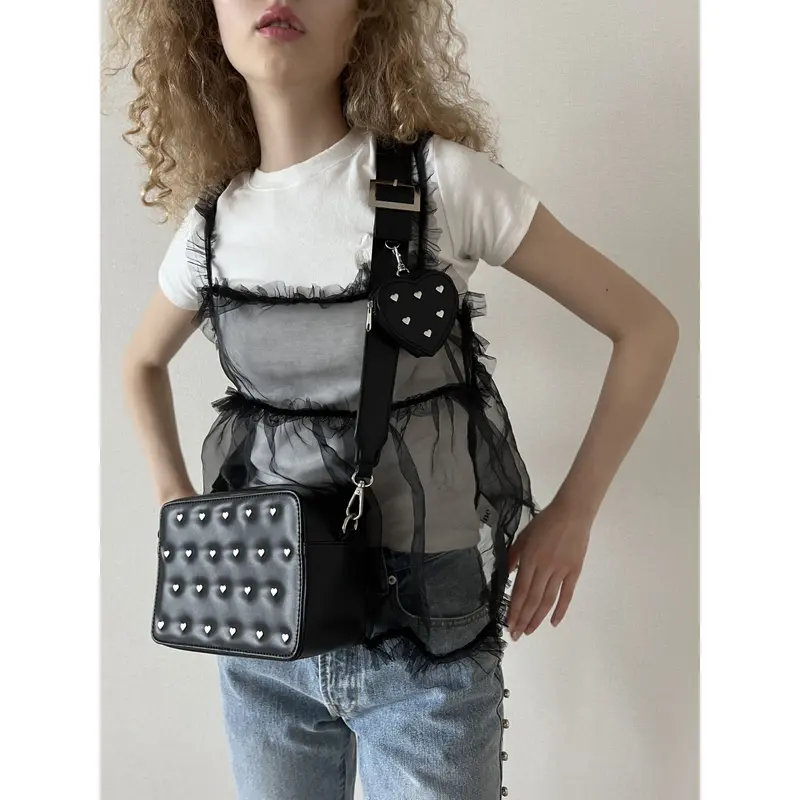 é Heart pouch shoulder strap bag heart studs v...