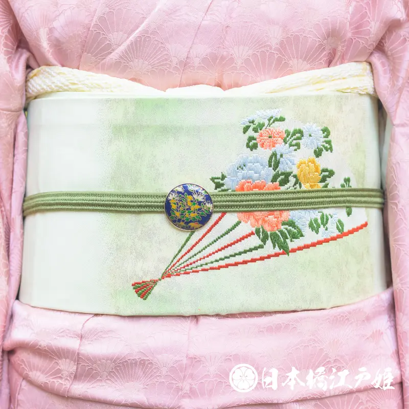 0370 名古屋帯 優品 正絹 薄緑 扇子 草花 椿 扇面 流水 刺繍 金糸 銀糸