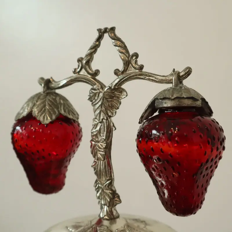 古道具369 】苺のソルト&ペッパー入れ 赤色ガラス | 古道具 イエノコモノ