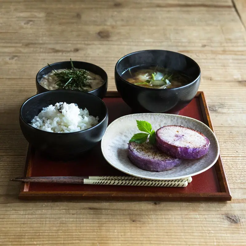 一汁一菜の折敷】めぐるのお盆（和紙着せ・赤）