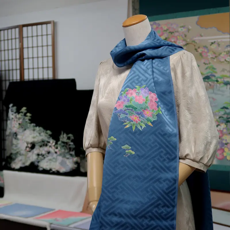 正絹手描き友禅ストール 藍色 花紋 | 加賀友禅工房 長町友禅館