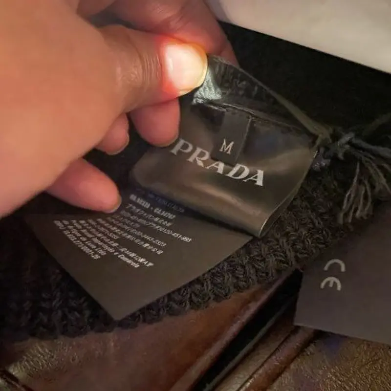 新品タグ付き☆PRADA プラダ ブランドロゴ ニット帽 ビーニー 三角