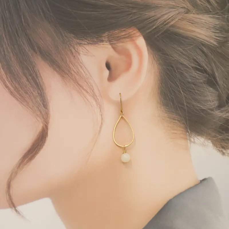 マザーオブパールドロップリングピアスゴールド | Tunagu