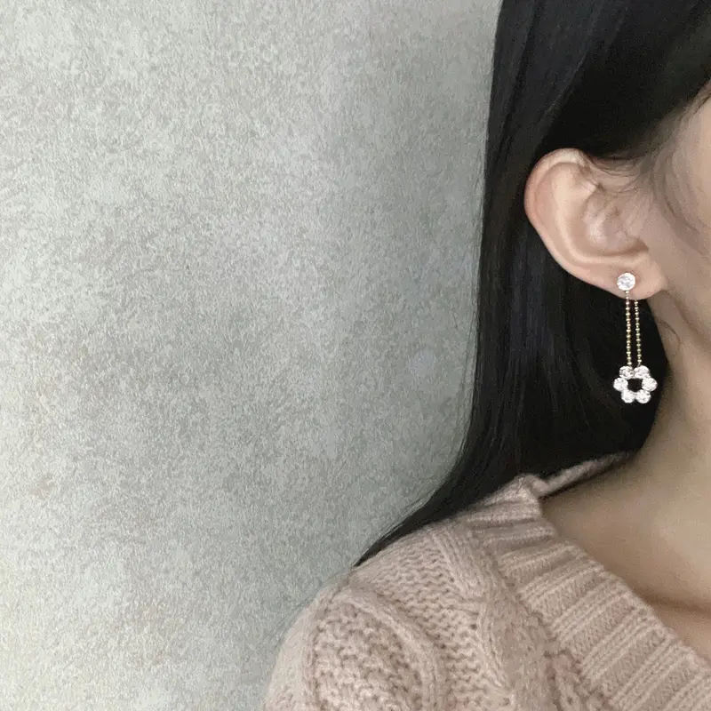 ビジューフラワーチャーム ピアス | Amelia.