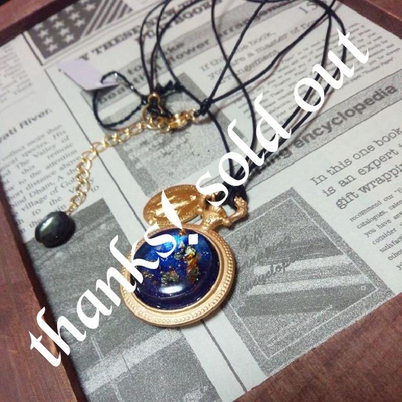 パリの奇跡のメダイユと宇宙懐中時計風お守りペンダント Walnut Tree