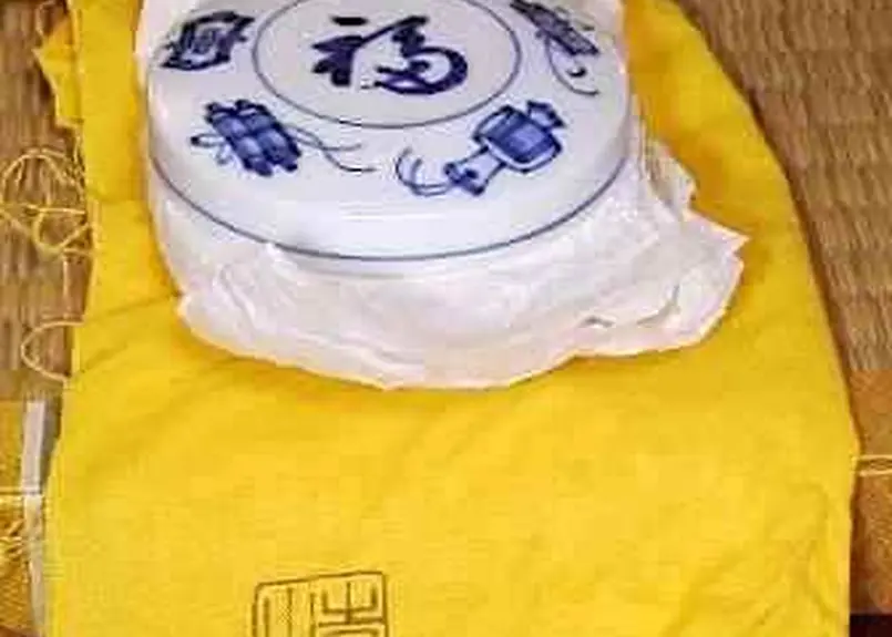 正規品販売！ 宮川喜吉 京焼 作 共 中宮寺門主自筆「福」無傷 香合 染付宝尽くし 工芸品