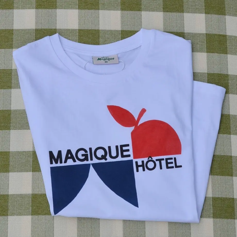 Hotel Magique / Un Hôtel Magique tshirt THE