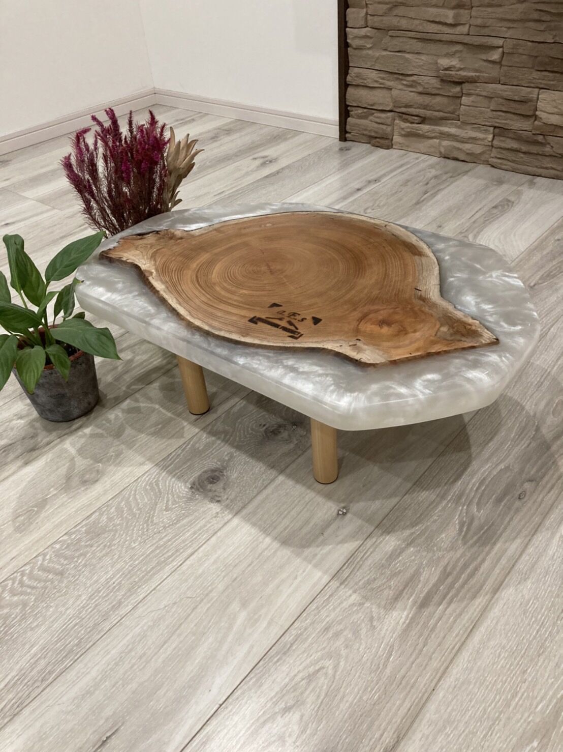 一輪挿し 「欅」その２ 木を愛でる | iichi 日々の暮らしを心地よくするハンドメイドやアンティークのマーケットプレイス 日本初　レジンとケヤキの一輪挿し