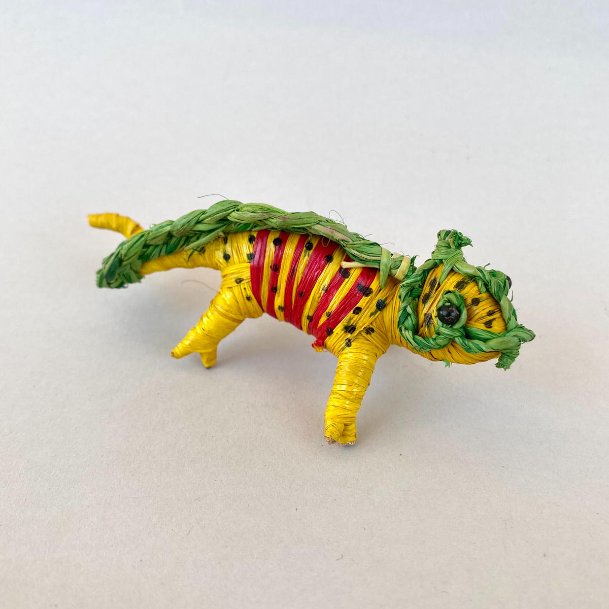 ラフィアのvery赤ちゃんなカメレオン イエローbody African Art Muse