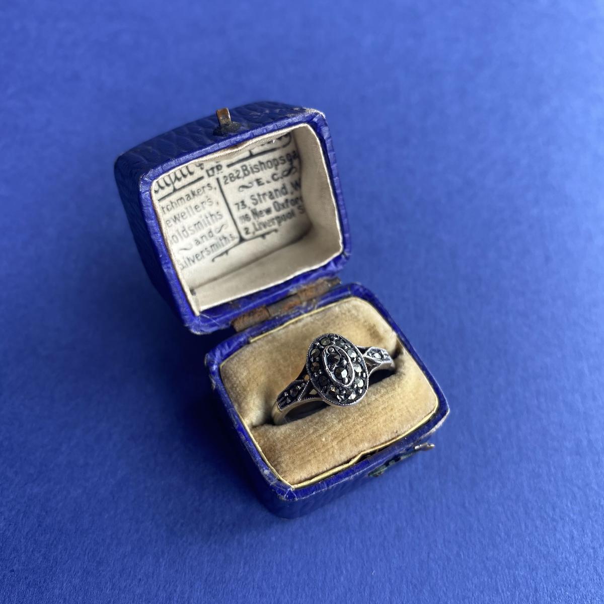 シリアルシール付 VINTAGE SILVER925刻印 マーカサイト装飾 デザイン