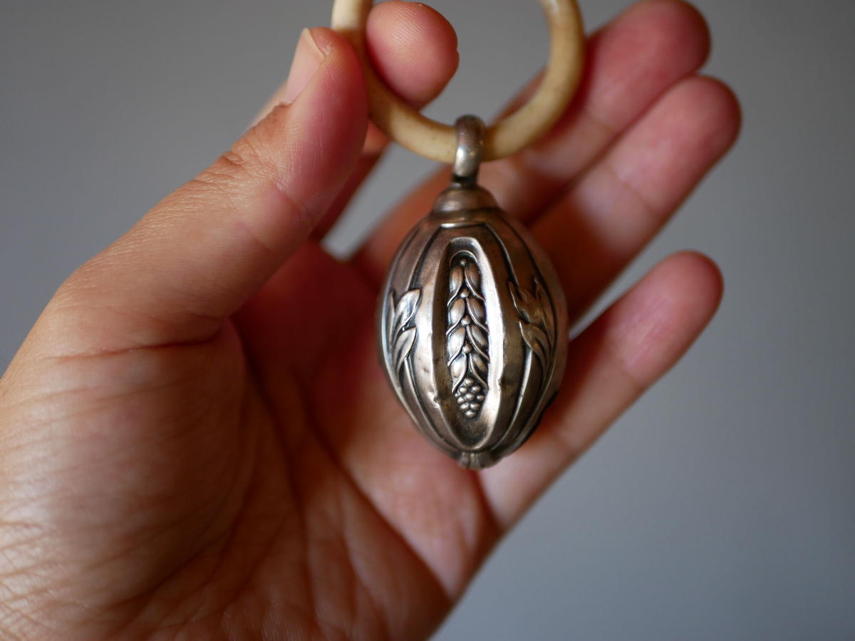 Silver rattle, mamantique