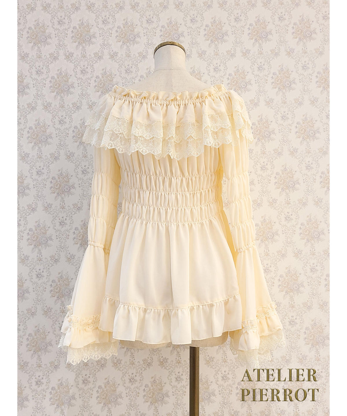 ATELIER PIERROT アトリエピエロ　姫袖　ブラウス　アイボリー ATELIER PIERROT 姫袖シャーリングブラウス 22-04-19-074h-1-BL