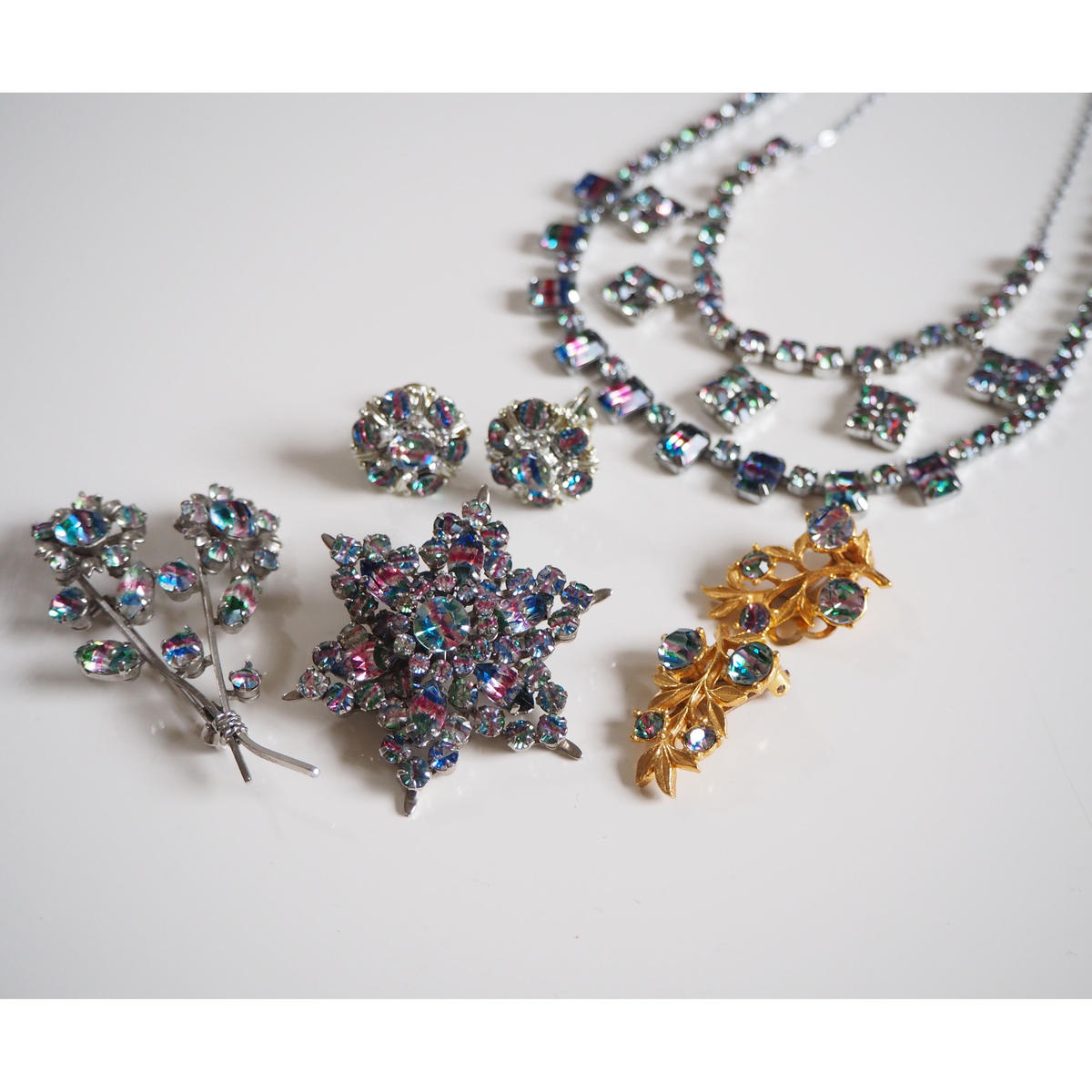 イギリス買付】 アイリスガラス フラワーブーケ ブローチ