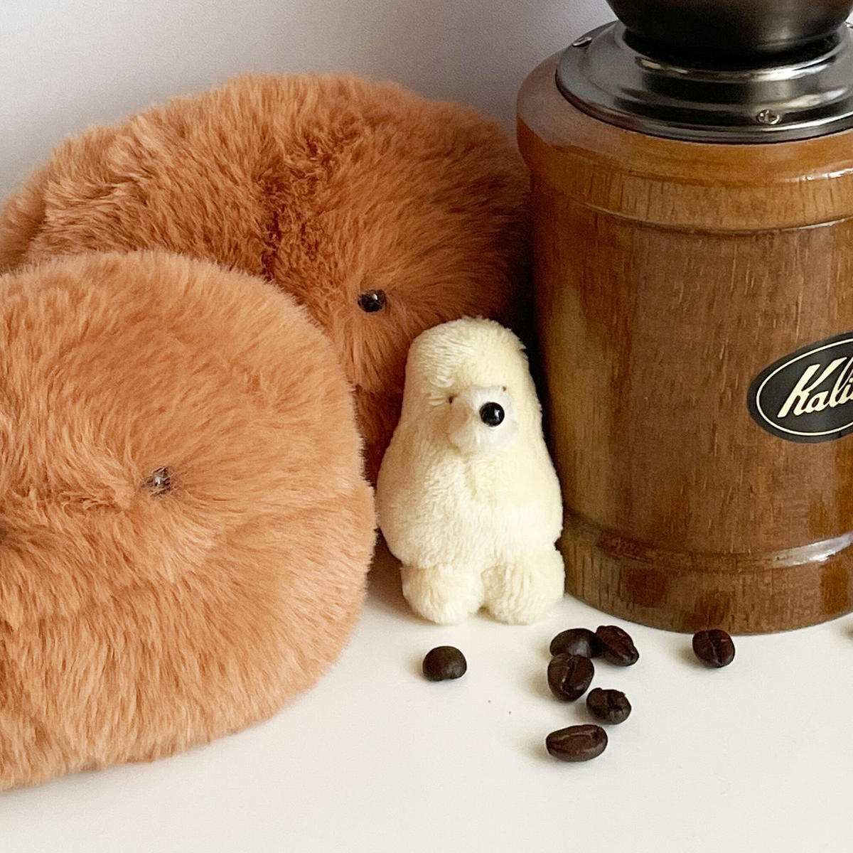 空想アパートメント　カネヒラ　おだやかなコーヒー豆　ぬいぐるみ 穏やかなコーヒー豆」のぬいぐるみに癒やされる！ユニークな