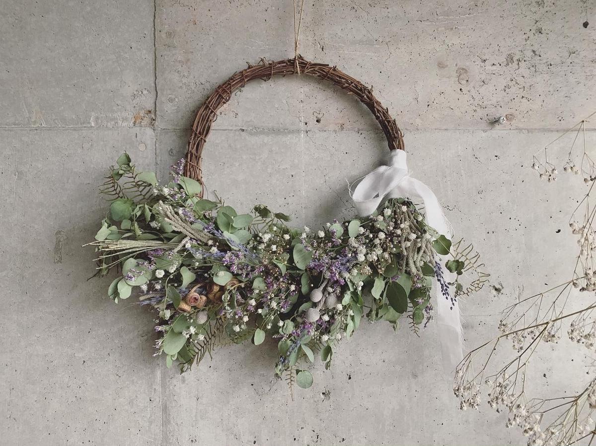 ユーカリとかすみ草 ブルニアのドライフラワーリース Botanical Works