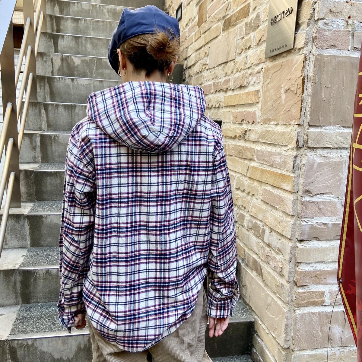 Stussy チェック柄フード付きシャツ レアデザイン】Stussy 刺繍ロゴ入チェック柄フード付きシャツ