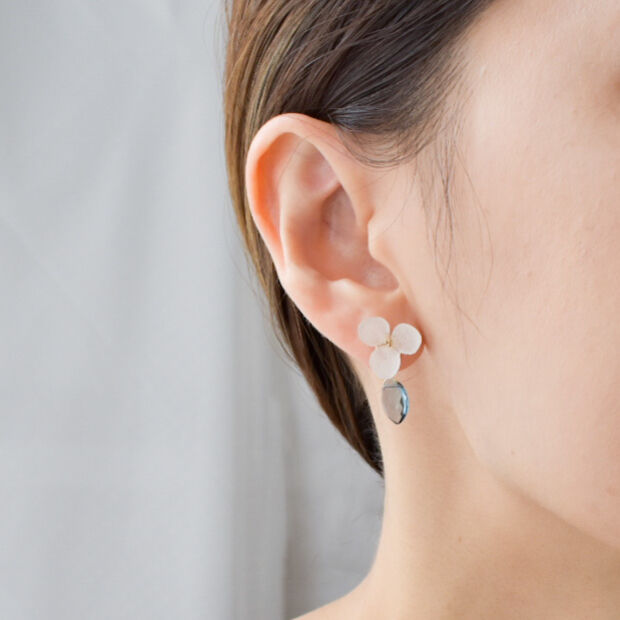 あじさい（白）ピアス 14kgf 天然石ロンドンブルートパーズ | Coloring