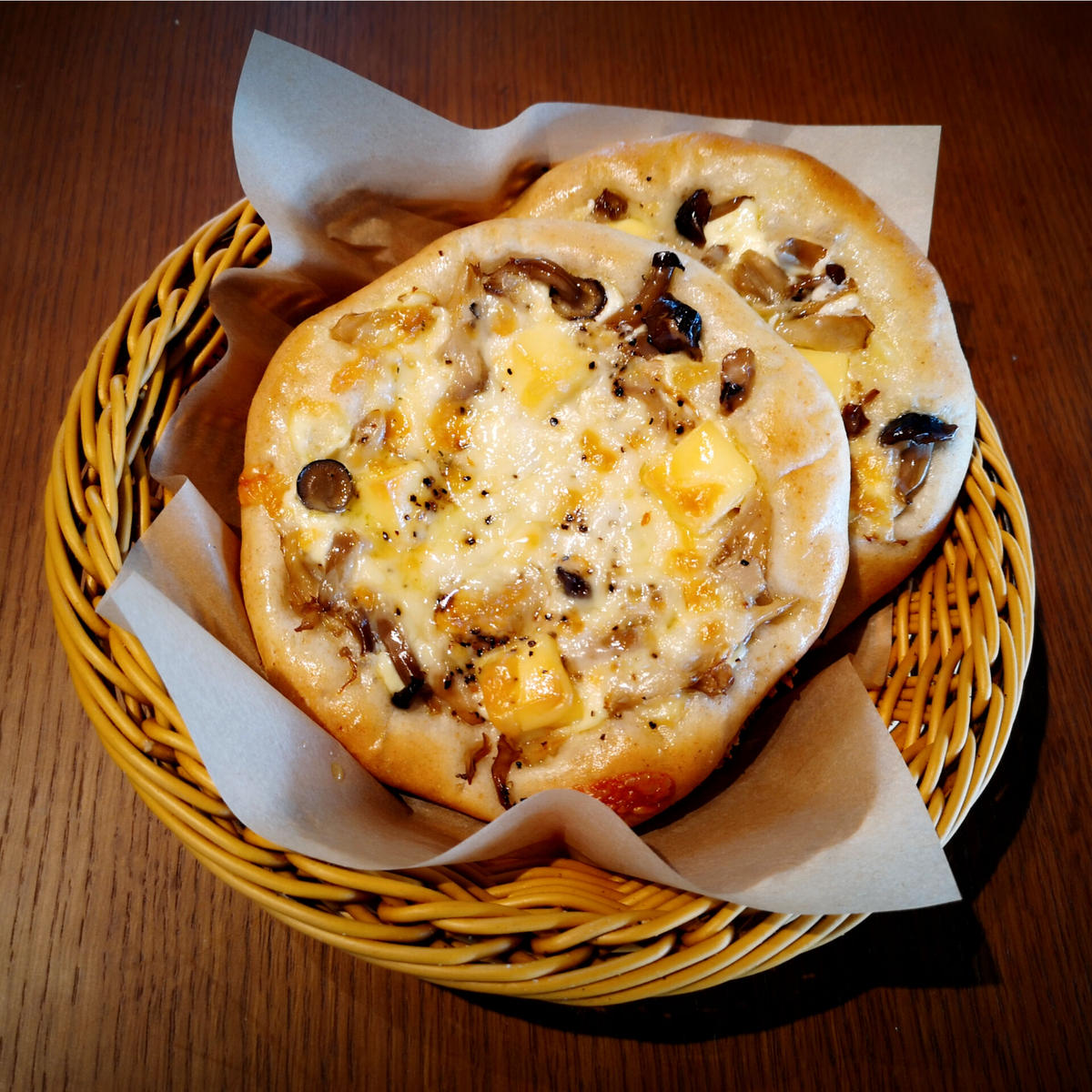 3種のチースときのこのピザ
