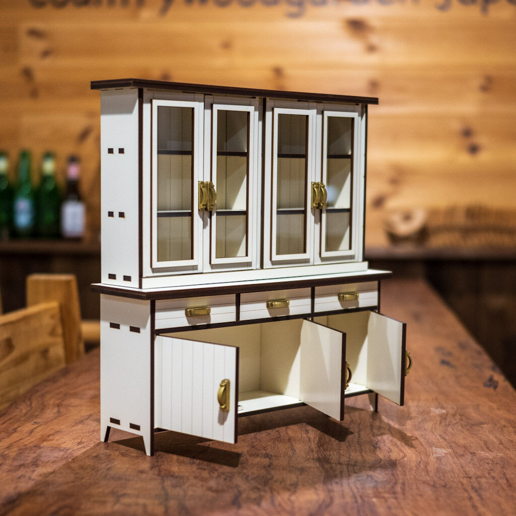 【おすすめ】 ミニチュア 1/6スケール 木製 レリーフ付 高級食器棚 その他