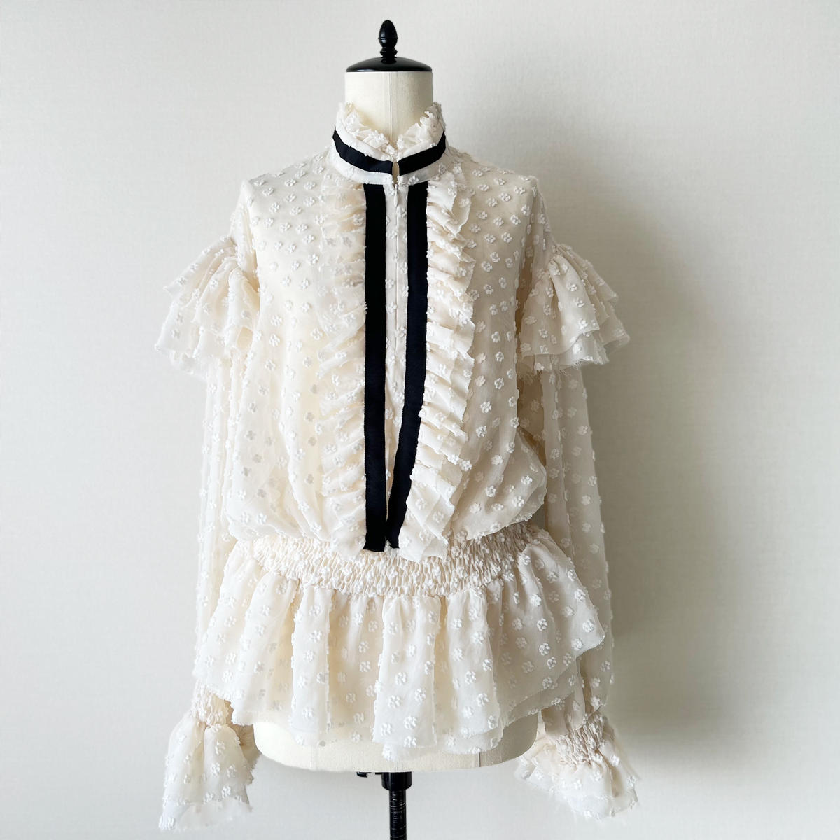 フリルブラウス／ホワイトドット | Crystal Universe SELECT SHOP