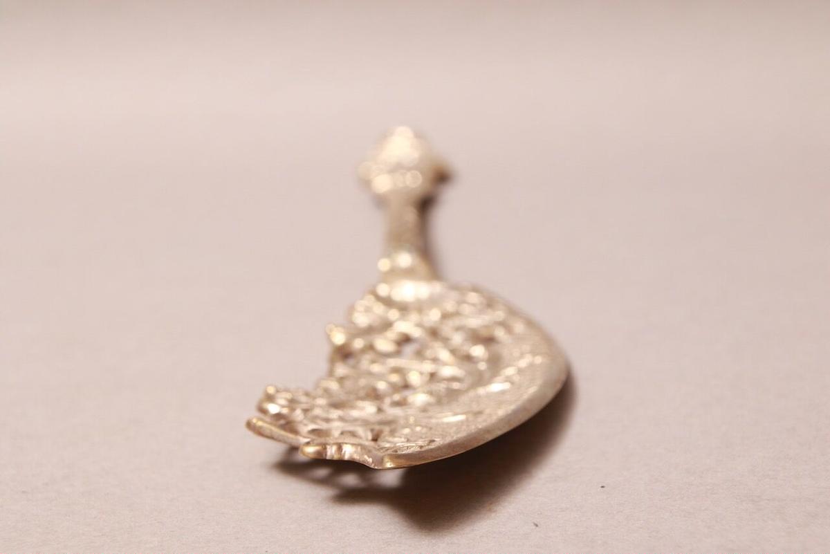 メディチ家にある様な豪奢なイタリア製アンティーク銀器ケーキ