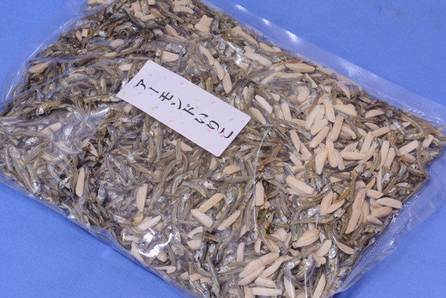 アーモンドいりこ どっさり１ｋｇ 小魚と割りアーモンドのミックス人気おつまみ大袋パックで