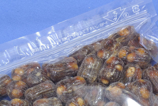 お豆どん どっさり１ｋｇ 豆入り黒飴は長く愛されたお味 駅前ヨッテ 業務おつまみ珍味菓