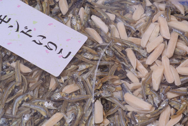 アーモンドいりこ どっさり１ｋｇ 小魚と割りアーモンドのミックス人気おつまみ大袋パックで