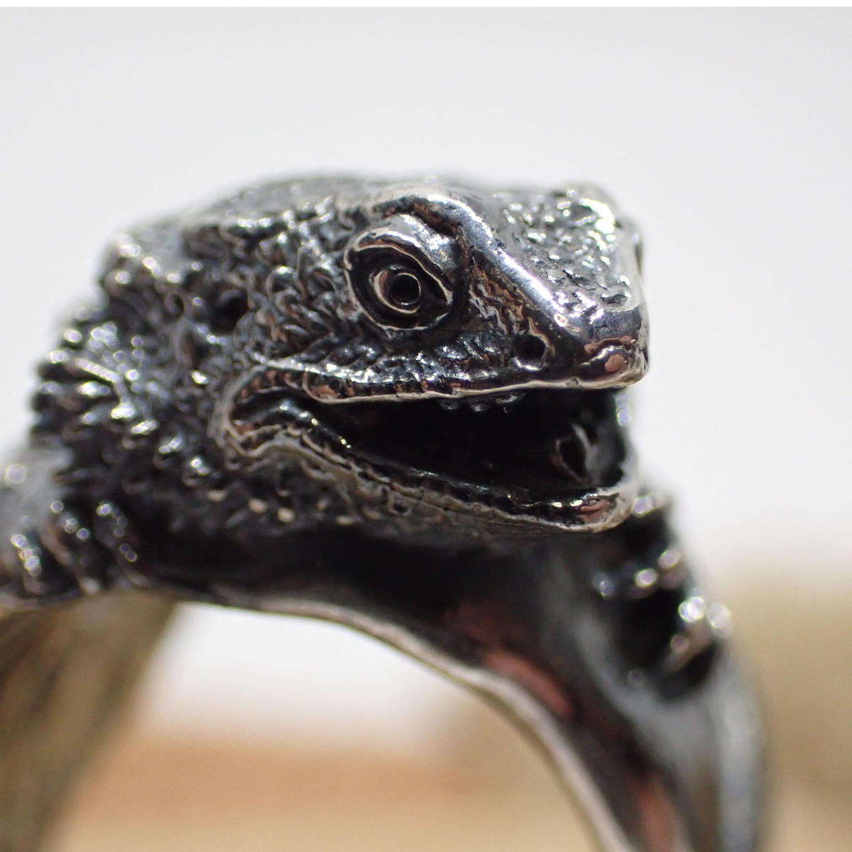 フトアゴヒゲトカゲ口開けリング Black Emiria Online Shop