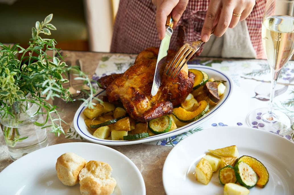 絶品レシピ ダッチオーブンで丸鶏をローストチキンに シンプルな作り方が一番旨い お役立ちキャンプ情報 2021年06月18日 日本気象協会 Tenki Jp