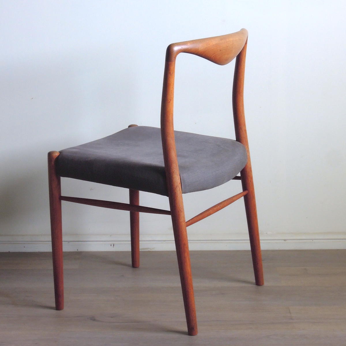 Kai Lyngfeldt Larsen / model.19 ダイニングチェア | 𝐟𝐥𝐨𝐨𝐫