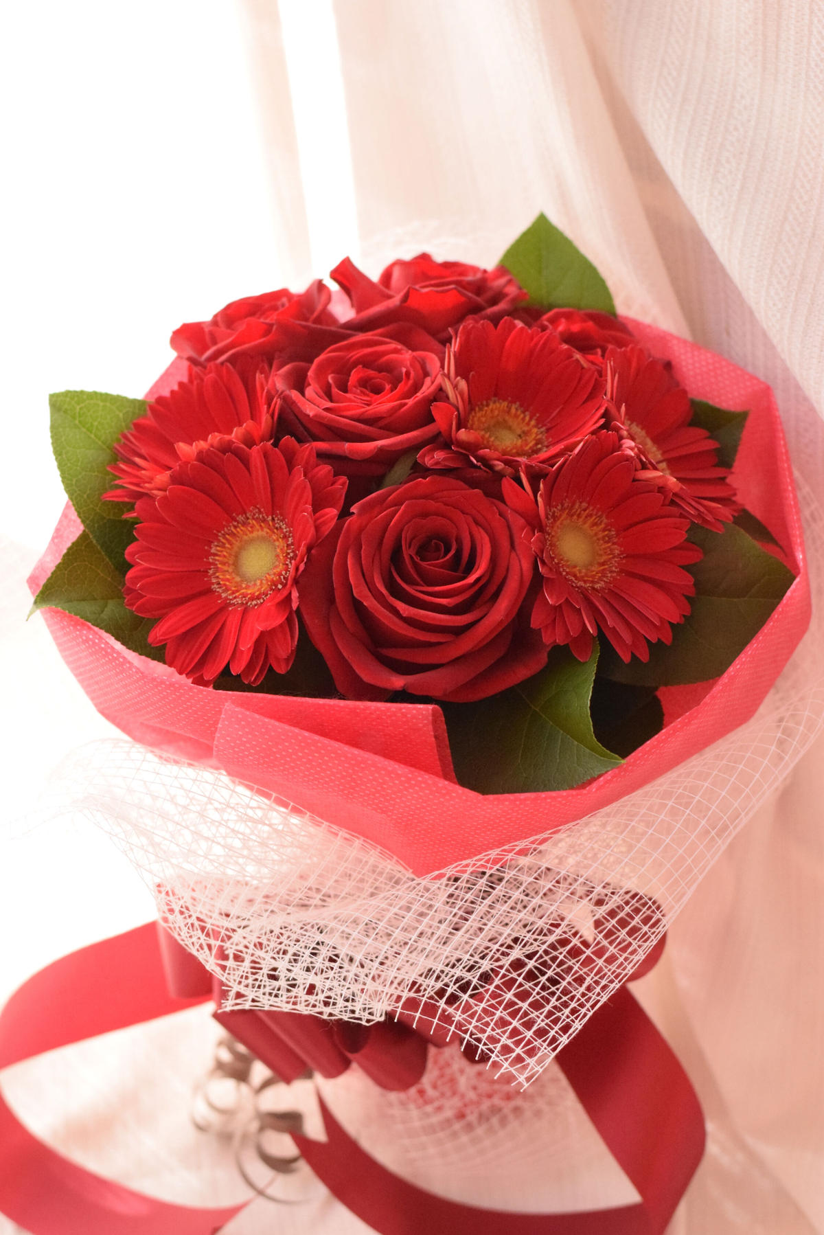 赤いバラと赤いガーベラの花束 Ohana No Ouchi Yamamoto 赤いバラと赤いガーベラの花束 Ohana No Ouchi Yamamoto