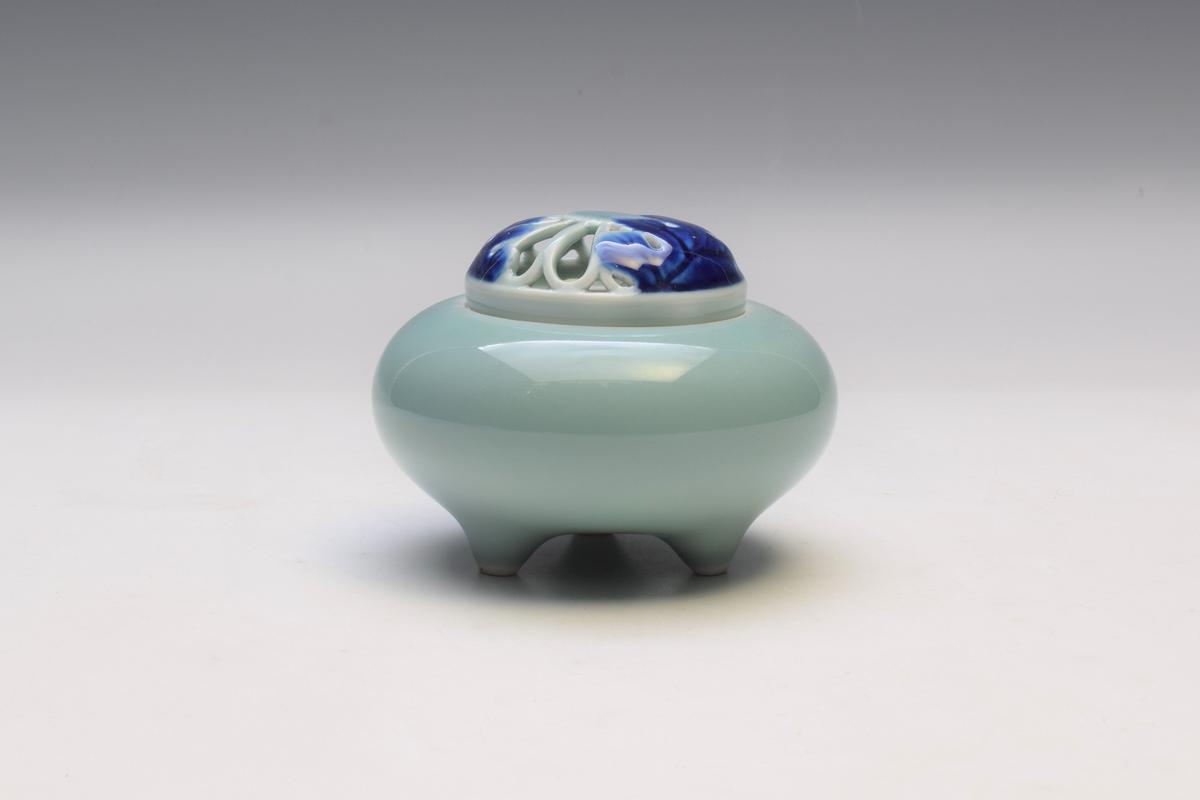 泉山青磁 菊蓋香炉(アウトレット品) | WEB有田陶器市 | 深川製磁 ...
